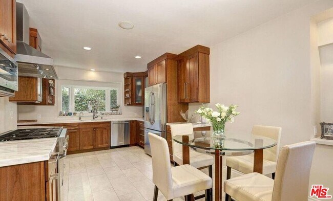Photo - 3076 Earlmar Dr