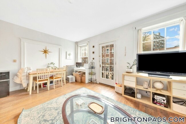 106 Strathmore Rd Unit 3