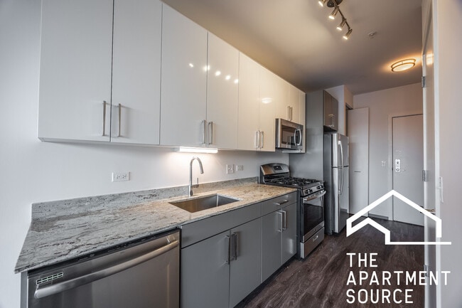 Building Photo - 2340 N California Ave Unit 210