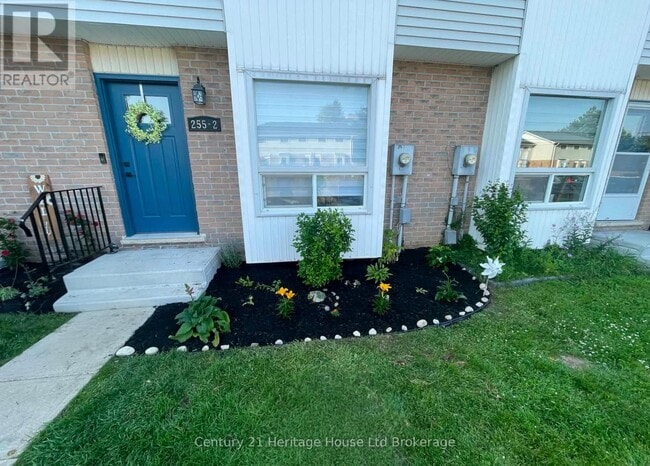Photo - 255 Lansdowne Ave