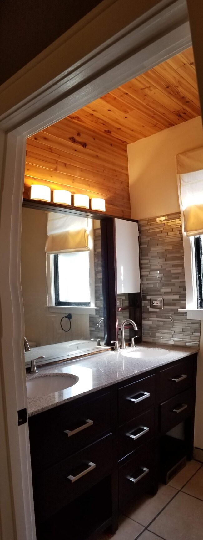 Building Photo - 1919 E Thomas St Unit Lower Level Rental