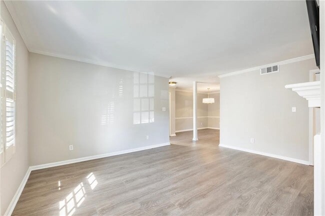 Photo - 162 Amherst Pl NW