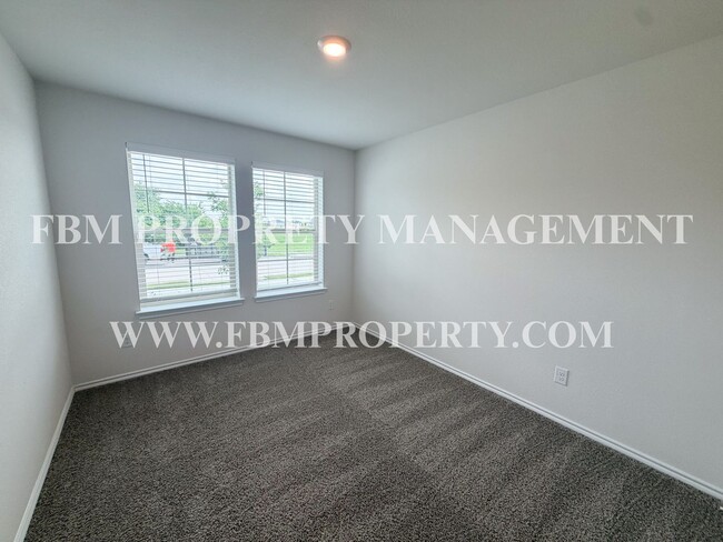 Photo - 329 Thoroughbred St