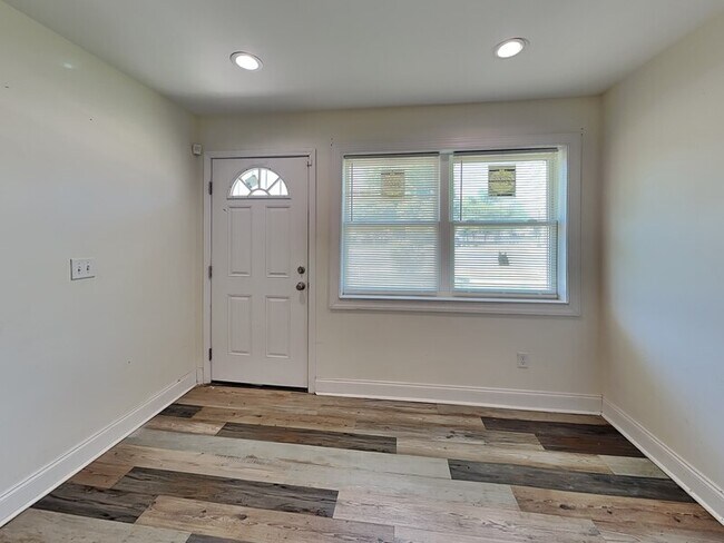 Photo - 219 12th St W