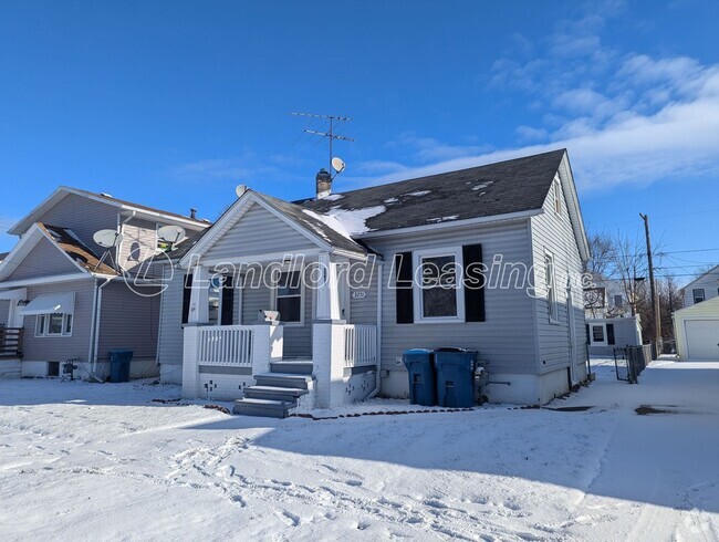 Building Photo - Nicely Updated Two-Bedroom Cape Cod with M... Rental