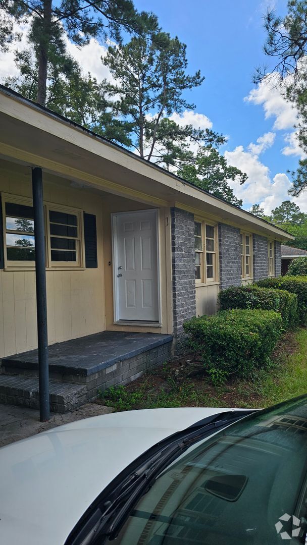 Building Photo - Charming home off Baytree Rd