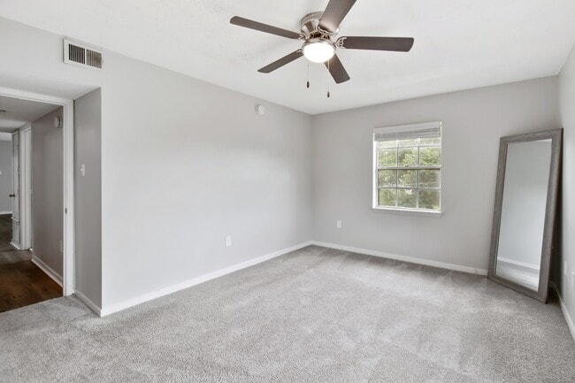 Photo - River Oaks Apartments