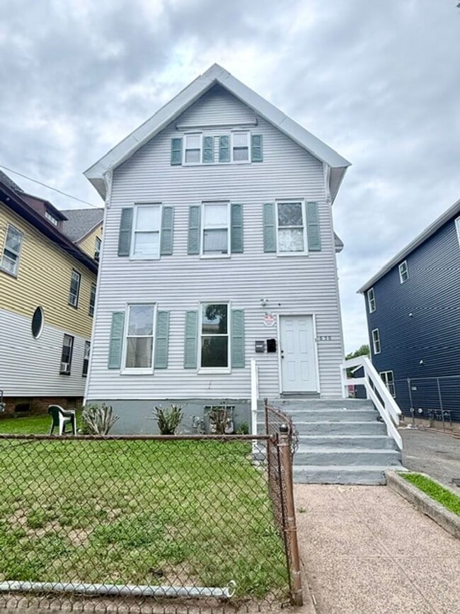 Building Photo - 630 Howard Ave Unit 1