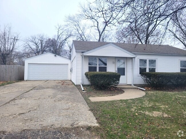 Building Photo - Beautiful 3 Bedroom Home Available after J...