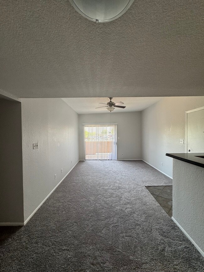 New paint and carpet throughout! - 5757 W Eugie Ave Unidad 2096 Rental