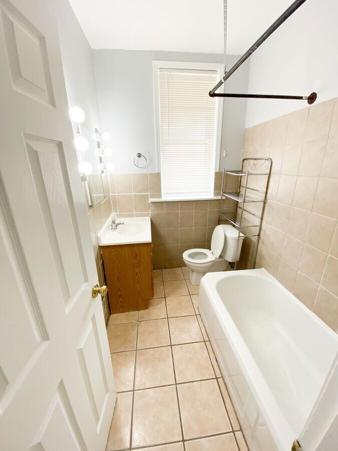 Photo - 1 Bed/1 Bath! Hardwood floors! Gas include...