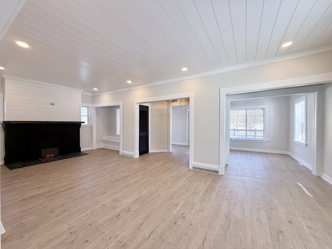 Photo - 553 Elm Ave E