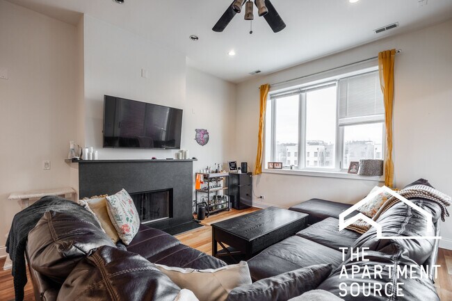 Photo - 1354 W Augusta Blvd Unit 302