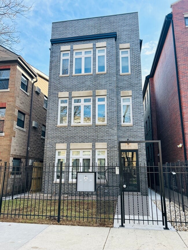 Photo - 643 E 50th St Unidad #3