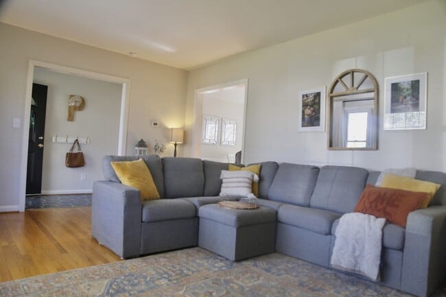 Photo - Bright and Cheery 4 Bedroom Home in Desiriable Sheffield Neighborhood