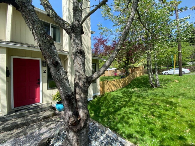 Photo - Spacious 2-Bedroom Townhome in Fairhaven with Spacious Fenced Yard Unidad #2