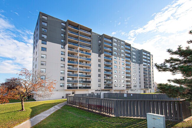 Photo - 120 Dundas St E