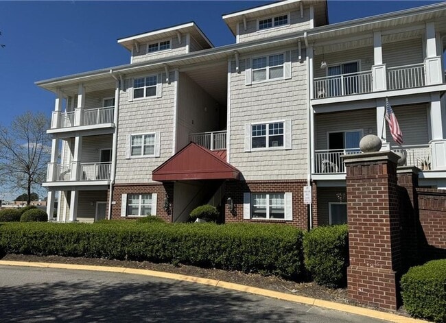Building Photo - 2 BED / 2 BATH CORNER UNIT CONDO