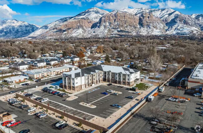 Photo - First 2 Month's Rent FREE Unidad 112