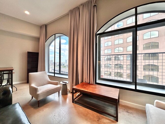 Photo - Charming Downtown High Rise Condo 1BD/1BA with Upgraded Features Unit 910