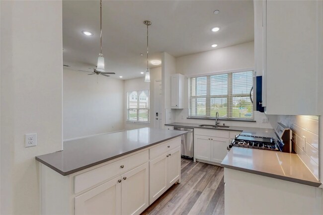 Photo - 3 Bed 2.5 bath Luxurious Townhome in Frisco!