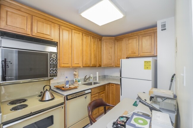 Photo - 1325 18th St NW Unidad 212