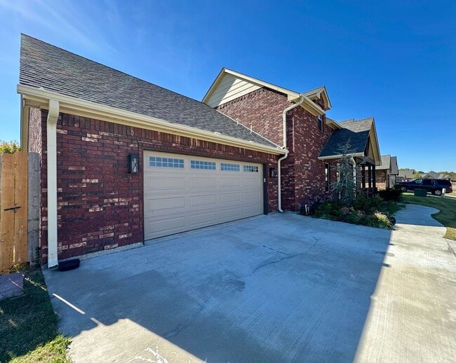 Photo - 2 story, 5-bedroom 3 bath home in Wyatt Acres