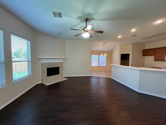 Photo - 112 Cherrytree Trl