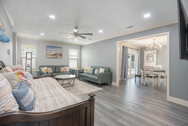 Photo - 5720 Fraser Ave