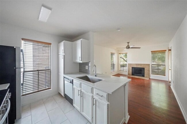 Building Photo - 3900 Woodchase Dr Unit 52 Rental