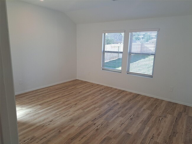 Photo - 124 Southern Red Oak Ln