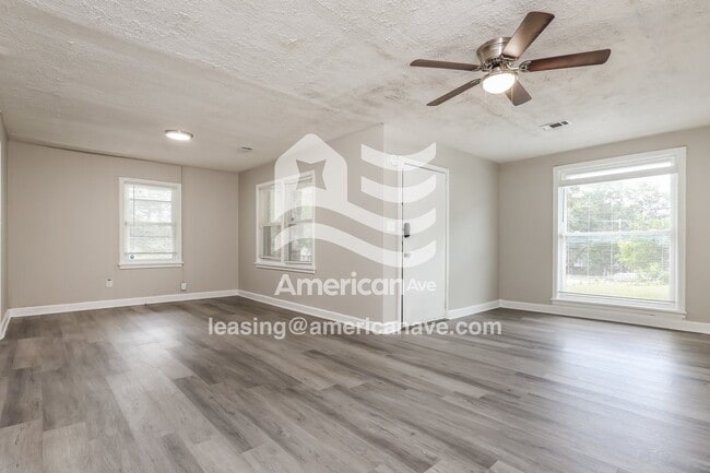 Photo - 2839 Schaul St