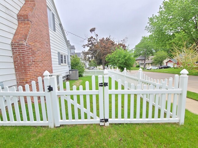 Photo - 1103 1st St NW