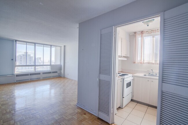 Building Photo - 1975 Maisonneuve Blvd W Unit 701