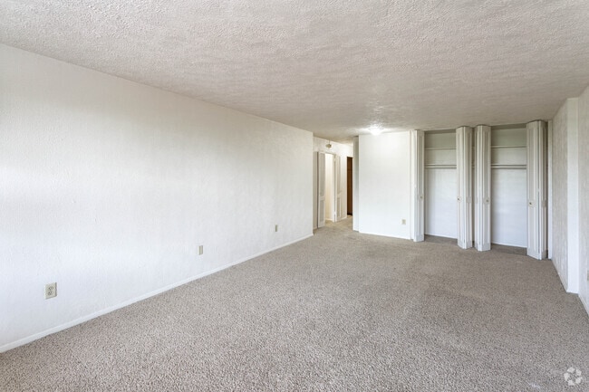 Studio, 1 BA - 600 SF