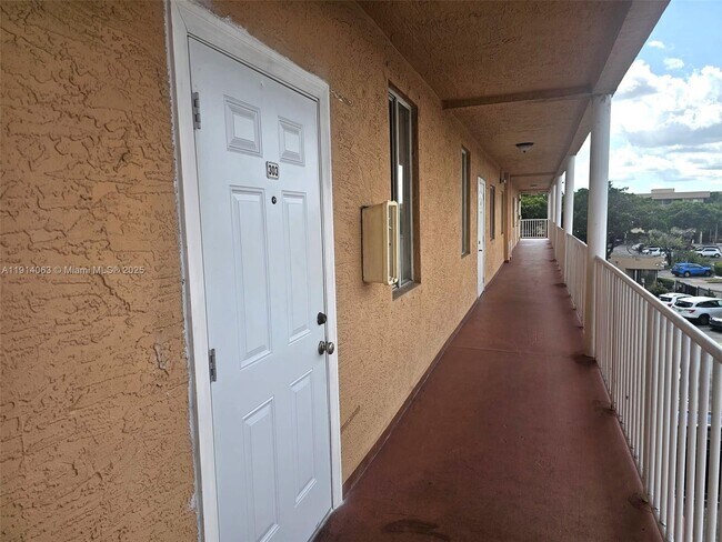 Photo - 17350 NW 67th Ave Unidad 303 Rental