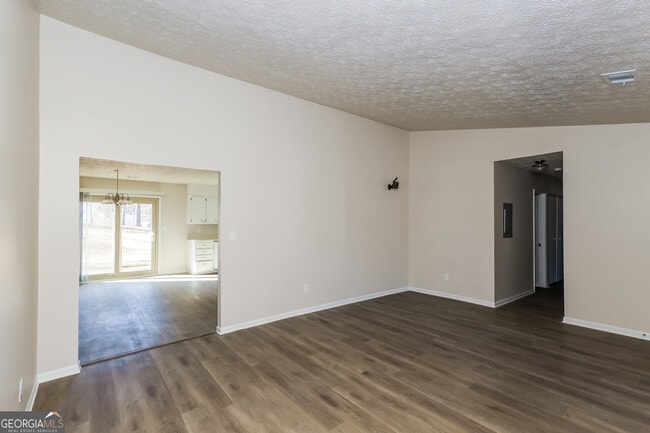 Photo - 1070 Salisbury Trail