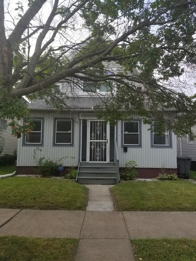 Enclosed front porch - 1560 Buckingham St Rental