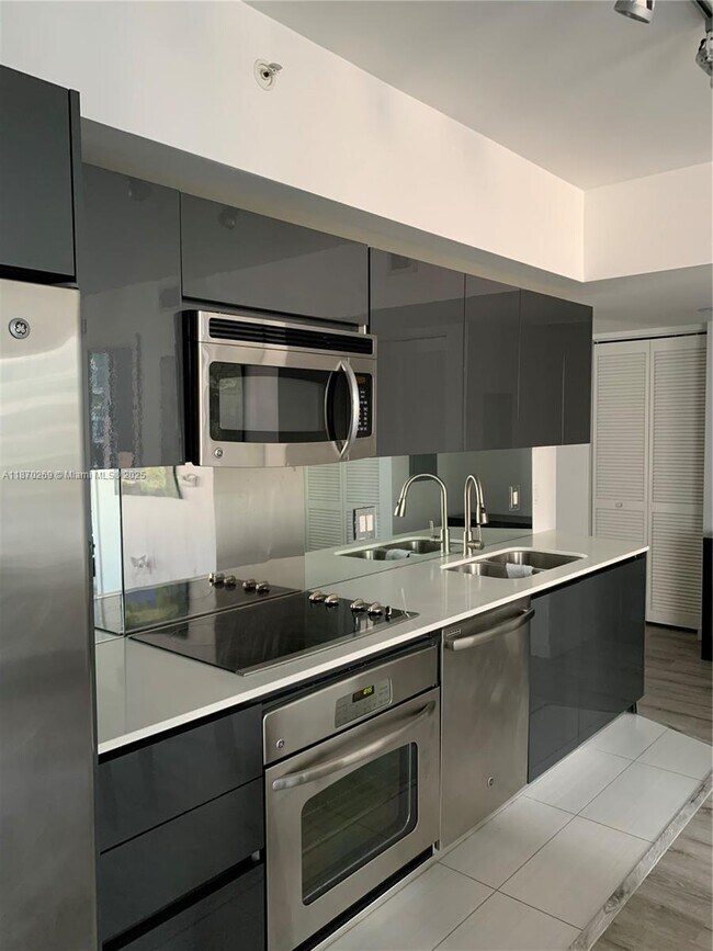 Photo - 31 SE 6th St Unidad 608