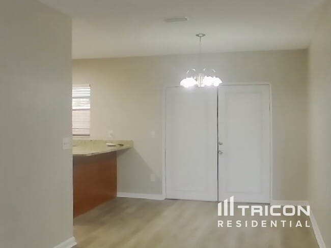 Photo - 320 Laxton Ln
