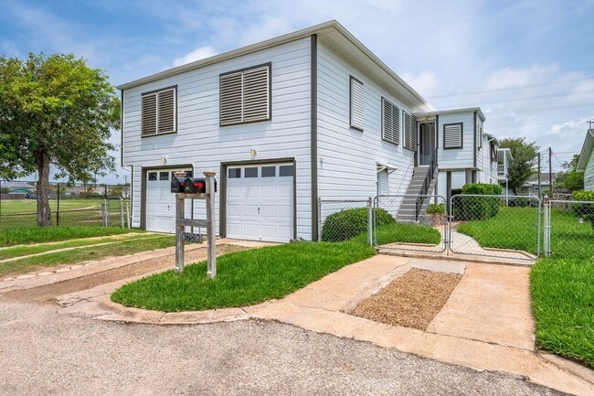 Photo - 6728 Avenue Q