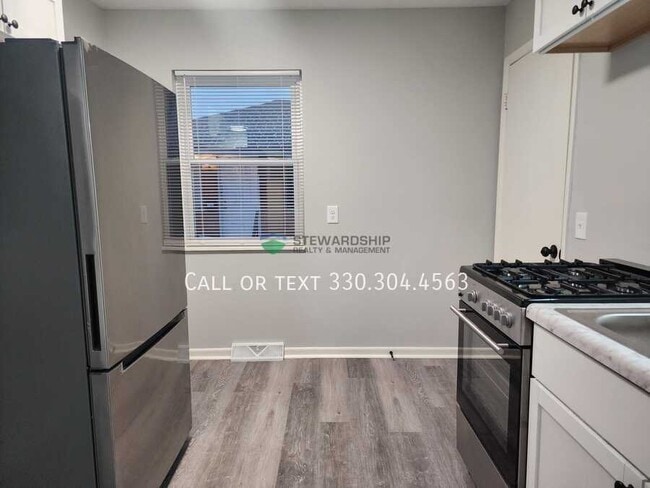 Photo - 2559 Edwin Ave