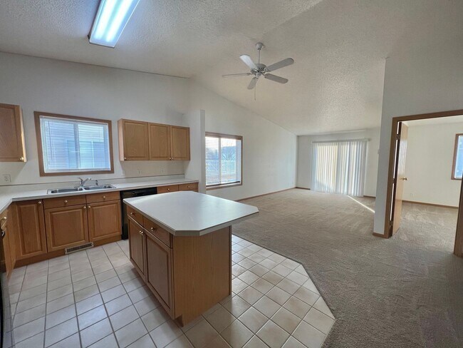 Photo - Spacious 3 Bed, 2 Bath Twinhome in South F...