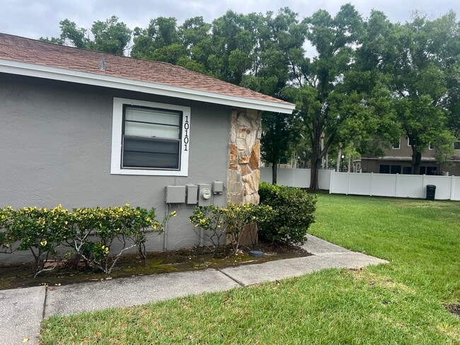 10101 Lake Oak Cir