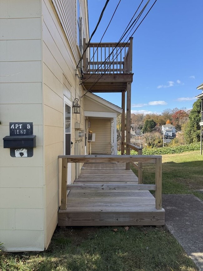 Photo - 1424 W. Fourth St. - 3 Unit Unit 1424 W. Fourth St. B