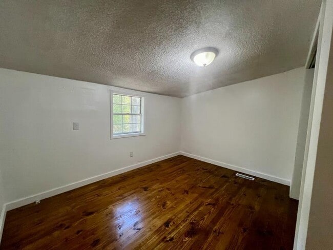 Photo - 202 Lakeview Dr