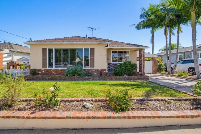 Building Photo - San Pedro Pool Home