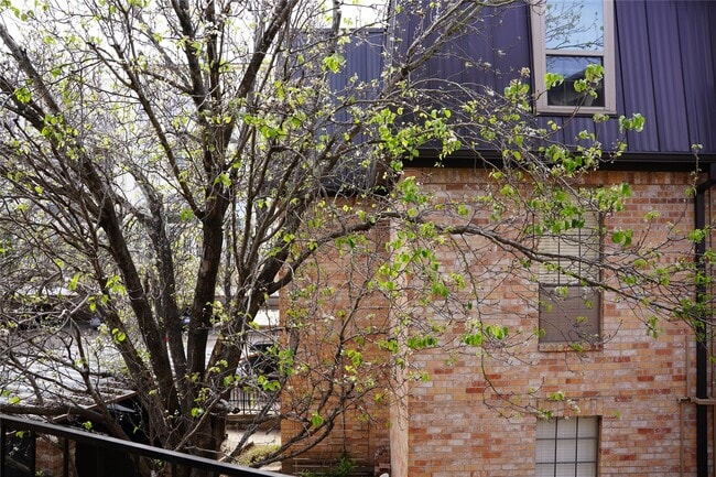 Building Photo - 2475 Underwood St Unit 291