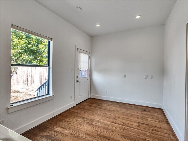 Photo - 4730 Bell St