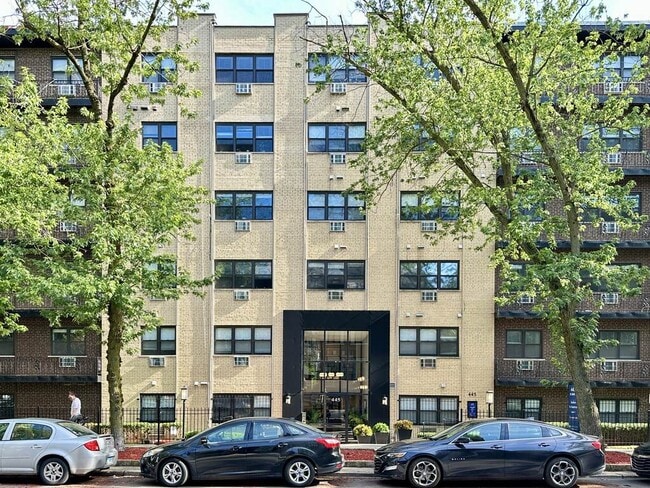 Photo - 503 W Barry Ave Unit J03W